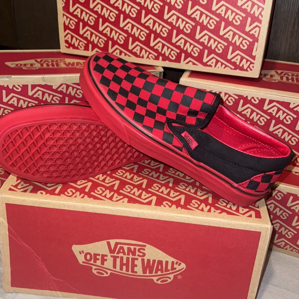 π₯ VANS CLASSIC SLIP-ON MONO CHECKERED RED AND BLACK SHOES π₯ - Picture 5 of 7